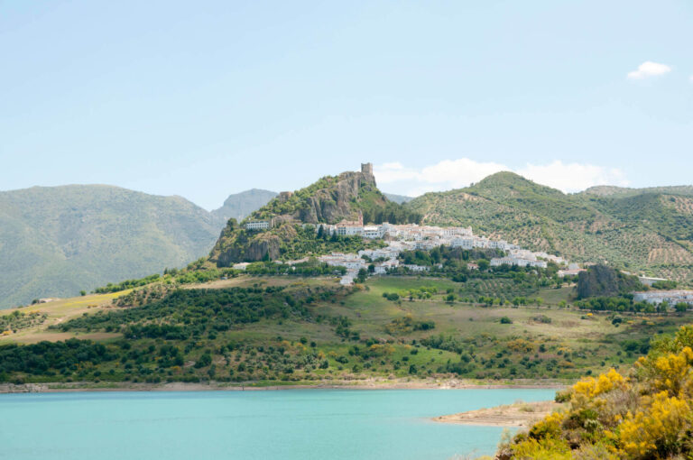 Panoramic view of the sea and mountains under the sky